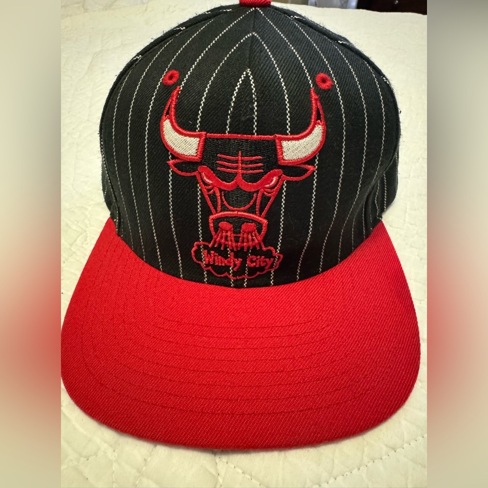 MITCHELL AND NESS CHICAGO BULLS WINDY CITY RED AND BLACK PIN STRIPE SNAPBACK HAT